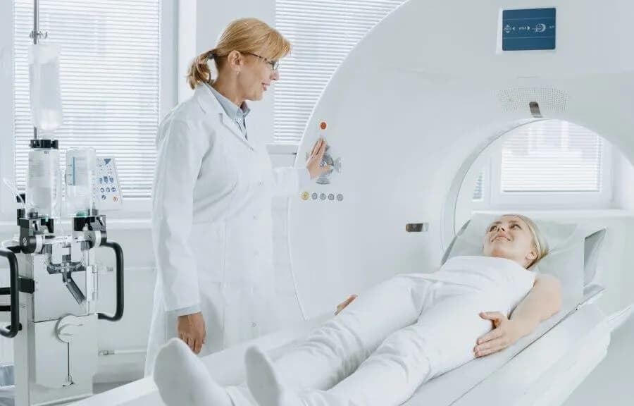 Czy po badaniu PET można prowadzić samochód bez obaw o skutki?