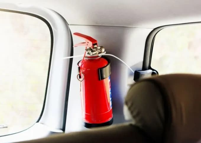 Gdzie gaśnica w samochodzie? Kluczowe miejsca dla bezpieczeństwa
