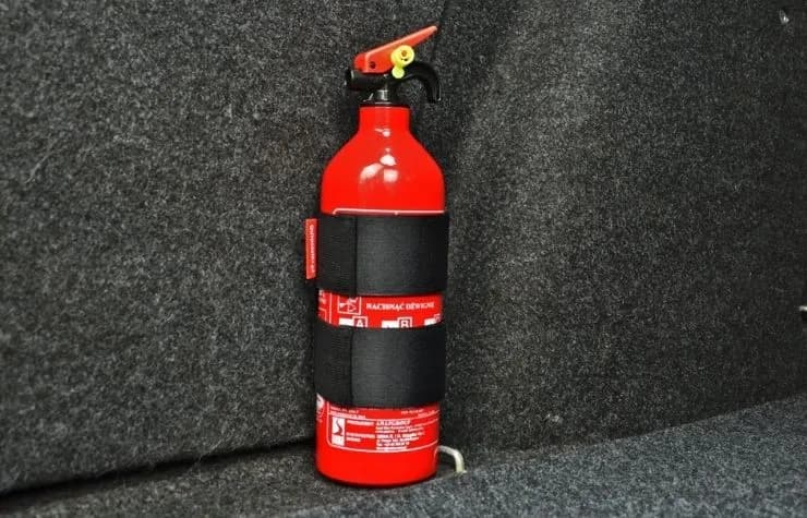 Najlepsza gaśnica do warsztatu samochodowego – uniknij niebezpieczeństwa