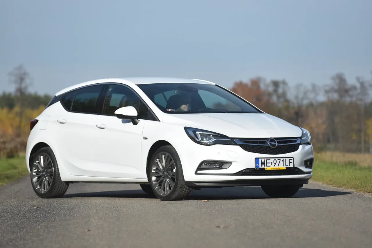 Opel Astra K pojemność baku - co warto wiedzieć o tankowaniu?