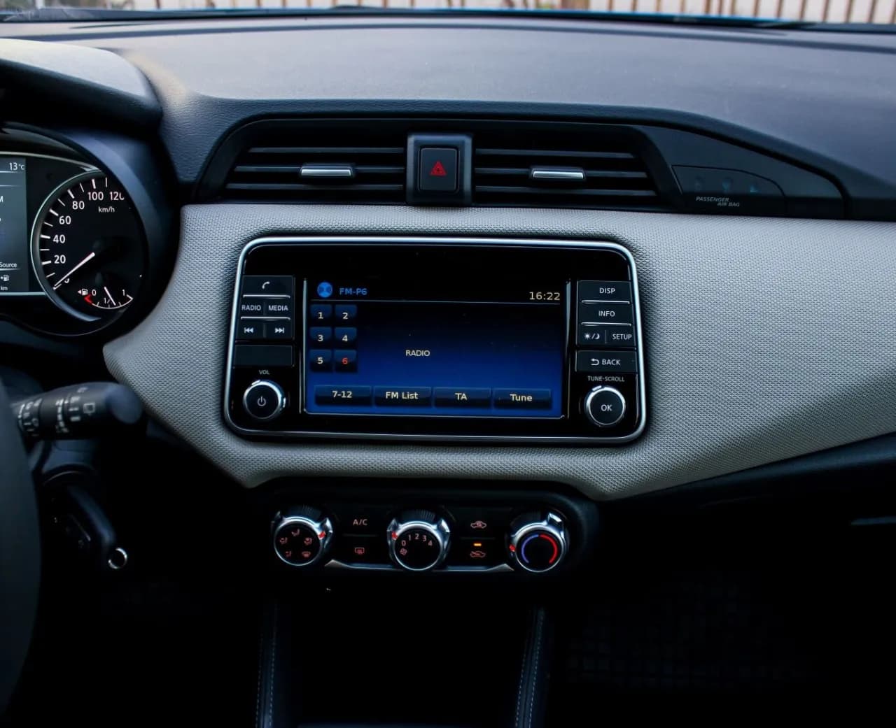 Jakie radio samochodowe z bluetooth wybrać? Poradnik dla kierowców