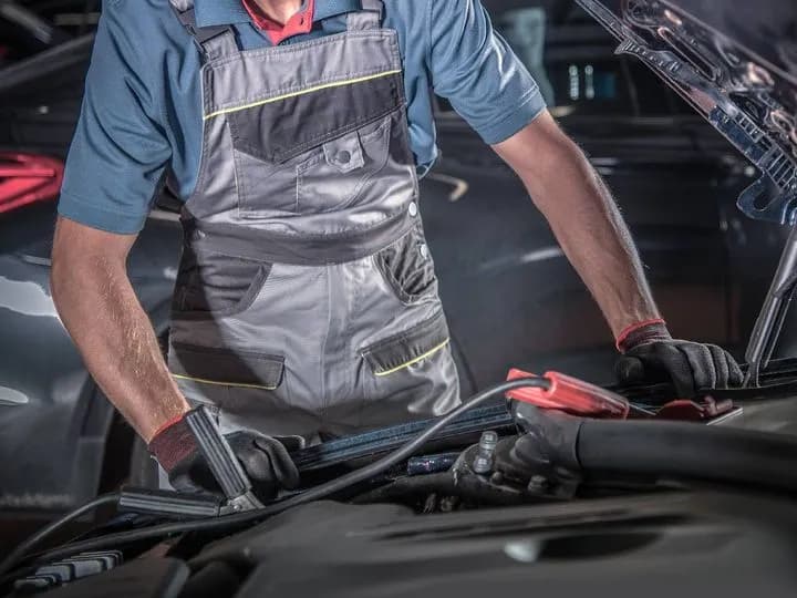 Jak się odpala samochód: Proste kroki, by uniknąć problemów z silnikiem