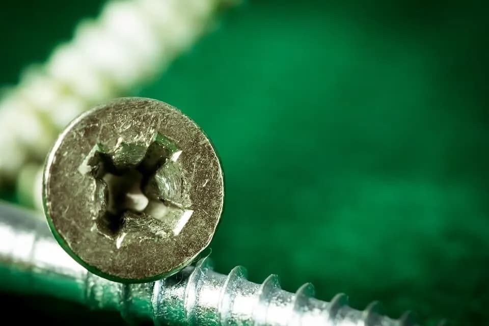 Jak odkręcić wyrobioną śrubę w samochodzie - skuteczne metody naprawy